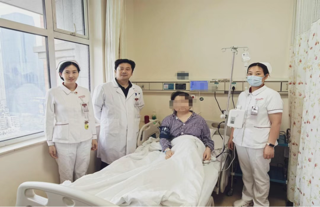 “BK-SLE-I/01”項目全國首例研究參與者與趙洪軍副教授團隊合照 “BK-SLE-I/01”項目全國首例研究參與者與趙洪軍副教授團隊合照