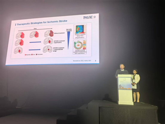 北京天壇醫(yī)院王擁軍教授與王春娟教授代表研究團隊在世界卒中大會現(xiàn)場介紹TASTE-2研究最新發(fā)現(xiàn)