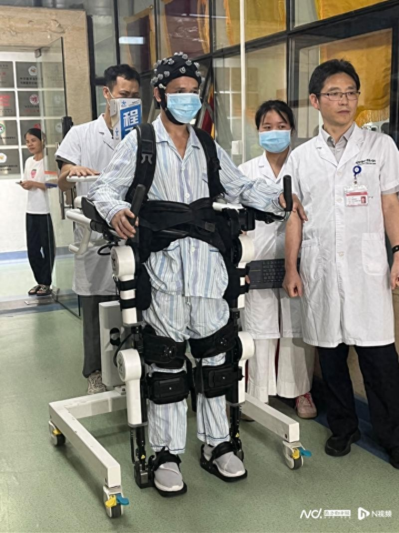 珠江醫院運動障礙腦機接口臨床研究病房，一名脊髓損傷患者在腦機接口技術的輔助下進行行走訓練。